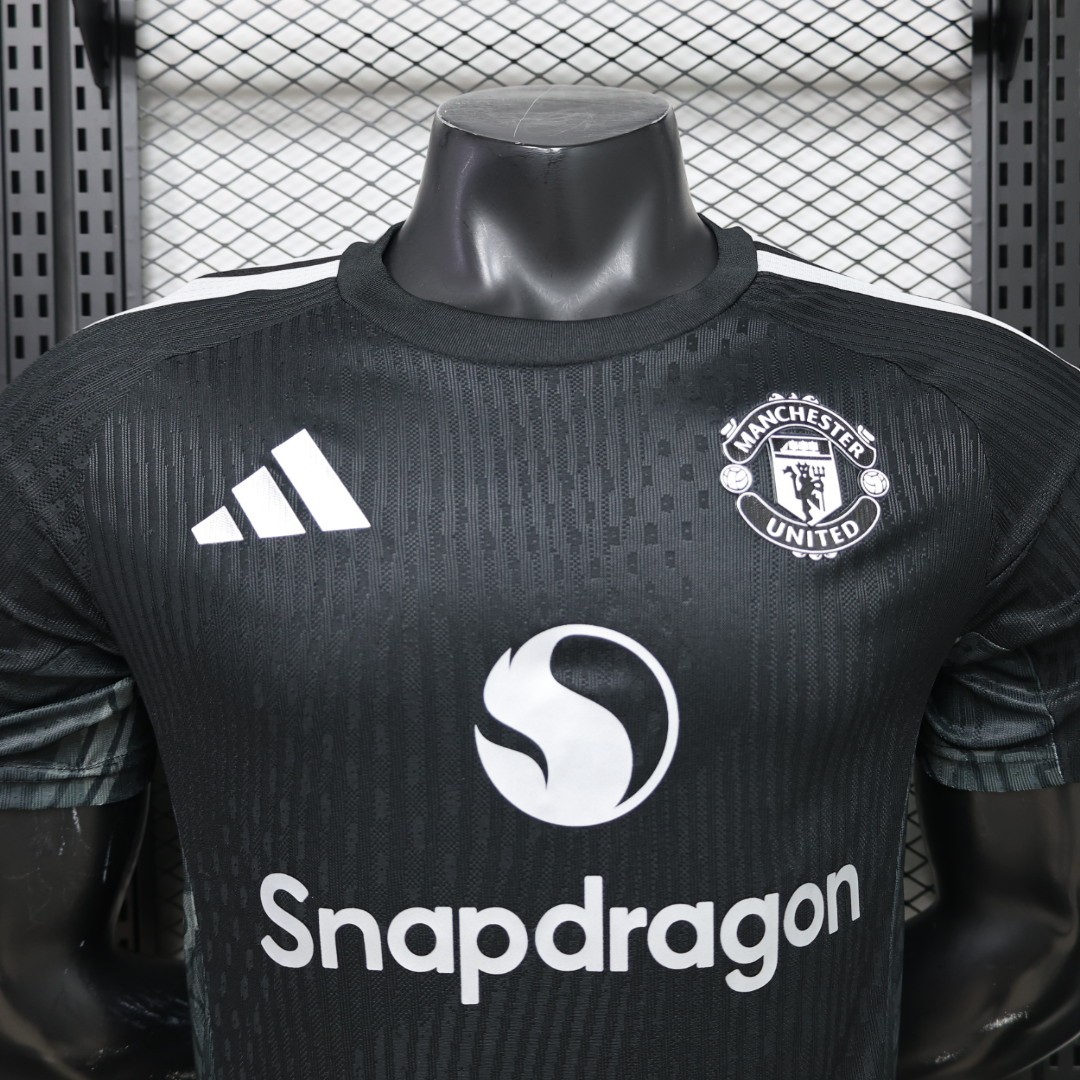 Manchester United FC Home Goalkeeper 2026/27 jersey, photo 2 of 10
